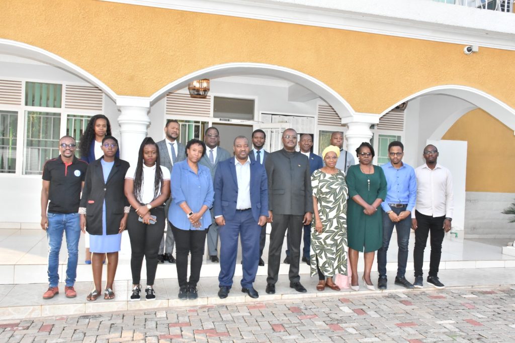 H.E. Daniel Nivagara meets with Mozambican students in Rwanda